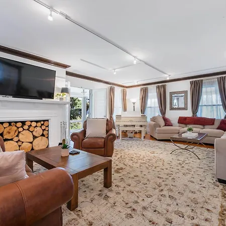 - King Bed - Massive Yard - Fully-Equipped Condo -